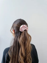 Charger l'image dans la galerie, Blush Dreamy Scrunchie
