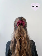 Charger l'image dans la galerie, Crimson Dreamy Scrunchie