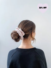 Charger l'image dans la galerie, Pearl Dreamy Scrunchie