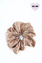 Charger l'image dans la galerie, Smoky Quartz Dreamy Scrunchie By Tr Scrunchies