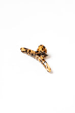 Load image into Gallery viewer, Dreamy Twist Claw Clip
