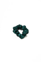 Charger l&#39;image dans la galerie, Emerald Dreamy Scrunchie By Tr Scrunchies
