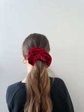 Charger l&#39;image dans la galerie, Crimson Holiday Dreamy Scrunchie 2
