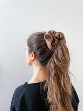 Charger l&#39;image dans la galerie, Bronze Dreamy Scrunchie by TR
