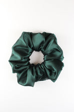 Charger l&#39;image dans la galerie, Emerald Dreamy Scrunchie By Tr Scrunchies
