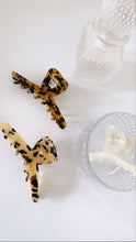 Charger l&#39;image dans la galerie, Dreamy Twist Claw Clip Dark Tortoise Clawclips
