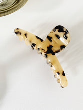Charger l&#39;image dans la galerie, Dreamy Twist Claw Clip Light Tortoise Clawclips
