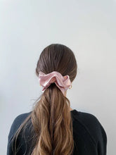 Charger l&#39;image dans la galerie, Blush Dreamy Scrunchie  2
