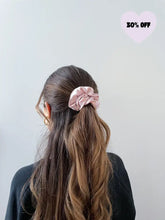 Charger l'image dans la galerie, Blush Dreamy Scrunchie 
