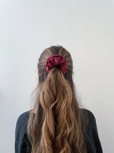 Charger l'image dans la galerie, Crimson Dreamy Scrunchie
