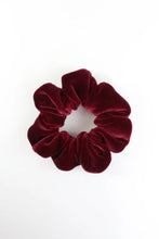 Charger l&#39;image dans la galerie, Crimson Holiday Dreamy Scrunchie 1
