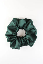 Charger l&#39;image dans la galerie, Emerald Dreamy Scrunchie By Tr Scrunchies
