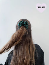 Charger l'image dans la galerie, Emerald Dreamy Scrunchie By Tr Scrunchies
