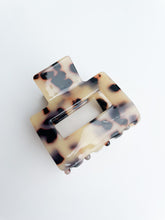 Charger l&#39;image dans la galerie, Soho Claw Clip Light Tortoise Clawclips

