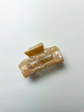Charger l'image dans la galerie, Mini Aurora Claw Clip Caramel Swirl Clawclips

