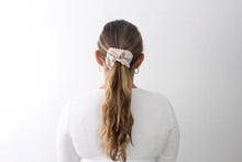 Charger l&#39;image dans la galerie, Pearl Dreamy Scrunchie by TR 2
