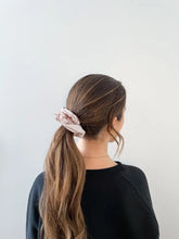 Charger l&#39;image dans la galerie, Pearl Dreamy Scrunchie 3
