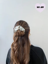 Charger l'image dans la galerie, Sage Dreamy Scrunchie

