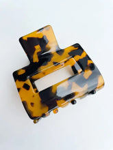 Load image into Gallery viewer, Soho Claw Clip Dark Tortoise Clawclips
