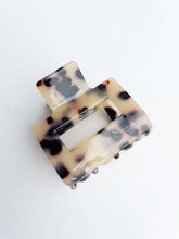 Load image into Gallery viewer, Soho Claw Clip Light Tortoise Clawclips
